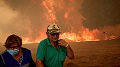 Anwohner kämpfen gegen ein Waldbrand, der am Montag, den 18. August 2025, auf das Dorf Rebordondo bei Ourense im Nordwesten Spaniens vorrückt.