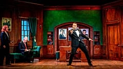 Un momento della commedia londinese sul casting per il nuovo film di James Bond