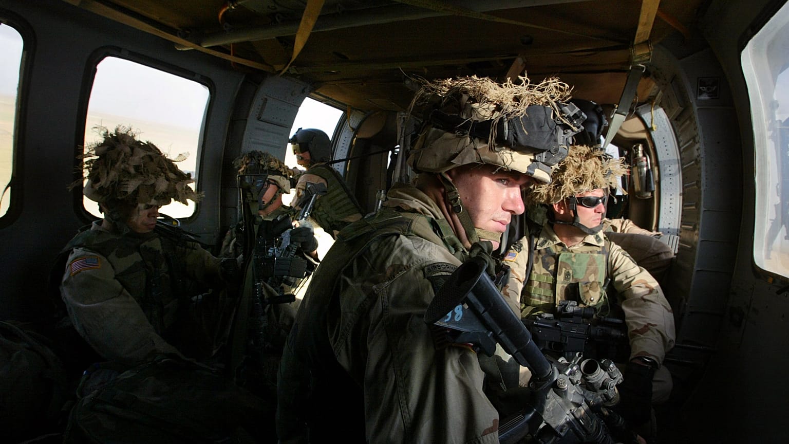 ARCHIVO: Soldados del ejército de EE.UU. sentados en un helicóptero Blackhawk de camino a una "patrulla de presencia" cerca de la frontera siria en el noroeste de Irak, 18 de mayo de 2003.