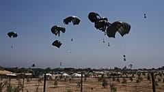 Fallschirme liefern am Dienstag, den 19. August 2025, Vorräte nach Deir al-Balah im zentralen Gazastreifen.