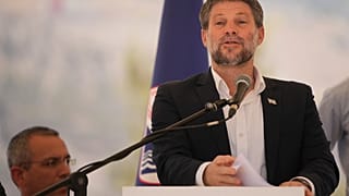 Il ministro delle Finanze Bezalel Smotrich durante la conferenza stampa sulla costruzione del nuovo insediamento illegale E1. 14 agosto 2025