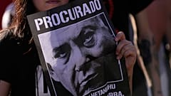 Ein Demonstrant hält ein Plakat mit einem Bild des israelischen Premierministers Benjamin Netanjahu hoch, in Brasília, Brasilien, am Dienstag, den 19. August 2025.