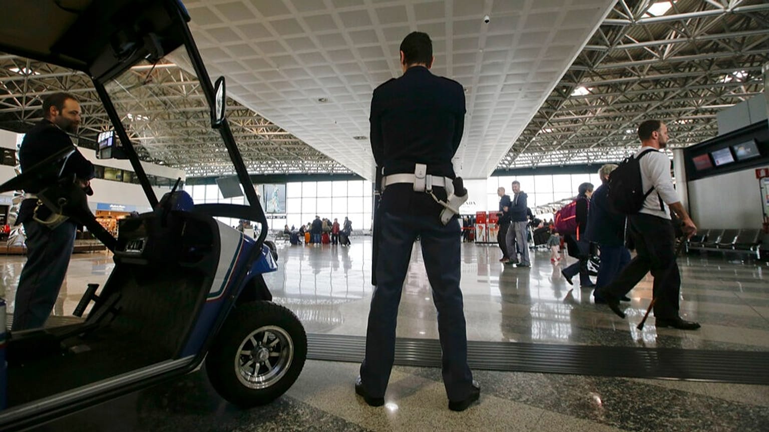 DOSYA: Polis memurları, 22 Mart 2016 Salı günü İtalya'nın Busto Arsizio kentindeki Milano Malpensa uluslararası havalimanının kontrol alanında devriye geziyor. 