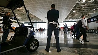 ΑΡΧΕΙΟ: Αστυνομικοί περιπολούν στο χώρο ελέγχου του διεθνούς αεροδρομίου Malpensa του Μιλάνου, στο Busto Arsizio της Ιταλίας, Τρίτη 22 Μαρτίου 2016. 