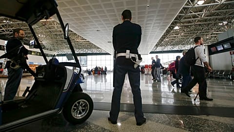 DOSYA: Polis memurları, 22 Mart 2016 Salı günü İtalya'nın Busto Arsizio kentindeki Milano Malpensa uluslararası havalimanının kontrol alanında devriye geziyor. 