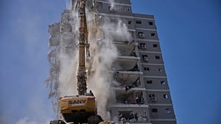 تقوم آلياتُ البناء بهدم مبنى استهدفه صاروخٌ إيراني خلال حربٍ استمرت 12 يومًا بين إسرائيل وإيران