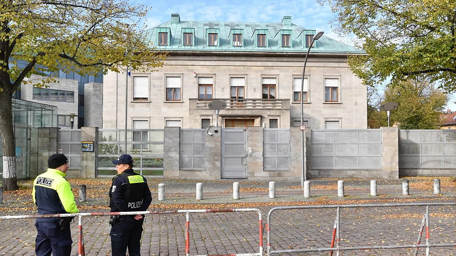 Rendőrök állnak az izraeli nagykövetségnél Berlinben, 2024. október 20.