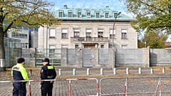 Polizisten stehen vor der israelischen Botschaft in Berlin, 20. Oktober 2024