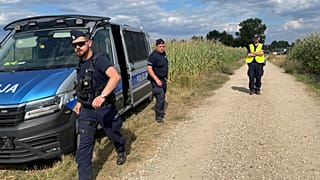 Die Polizei sichert das Gebiet eines Maisfeldes, in dem ein unbekanntes Flugobjekt abgestürzt und explodiert ist, 20. August 2025