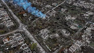 Vista aérea de Chasiv Yar mostra a cidade na linha da frente em ruínas após os pesados combates entre as forças russas e ucranianas durante mais de um ano