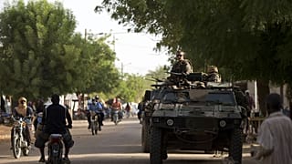 جنود فرنسيون يقومون بدورية في مدينة غاو وسط مالي، الخميس 25 يوليو/تموز 2013.  