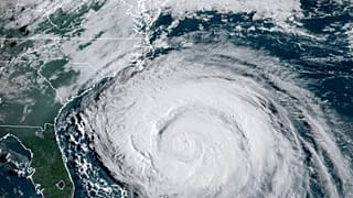 تُظهر هذه الصورة التي قدمتها الإدارة الوطنية للمحيطات والغلاف الجوي (NOAA) إعصار إيرين يوم الأربعاء 20 أغسطس 2025