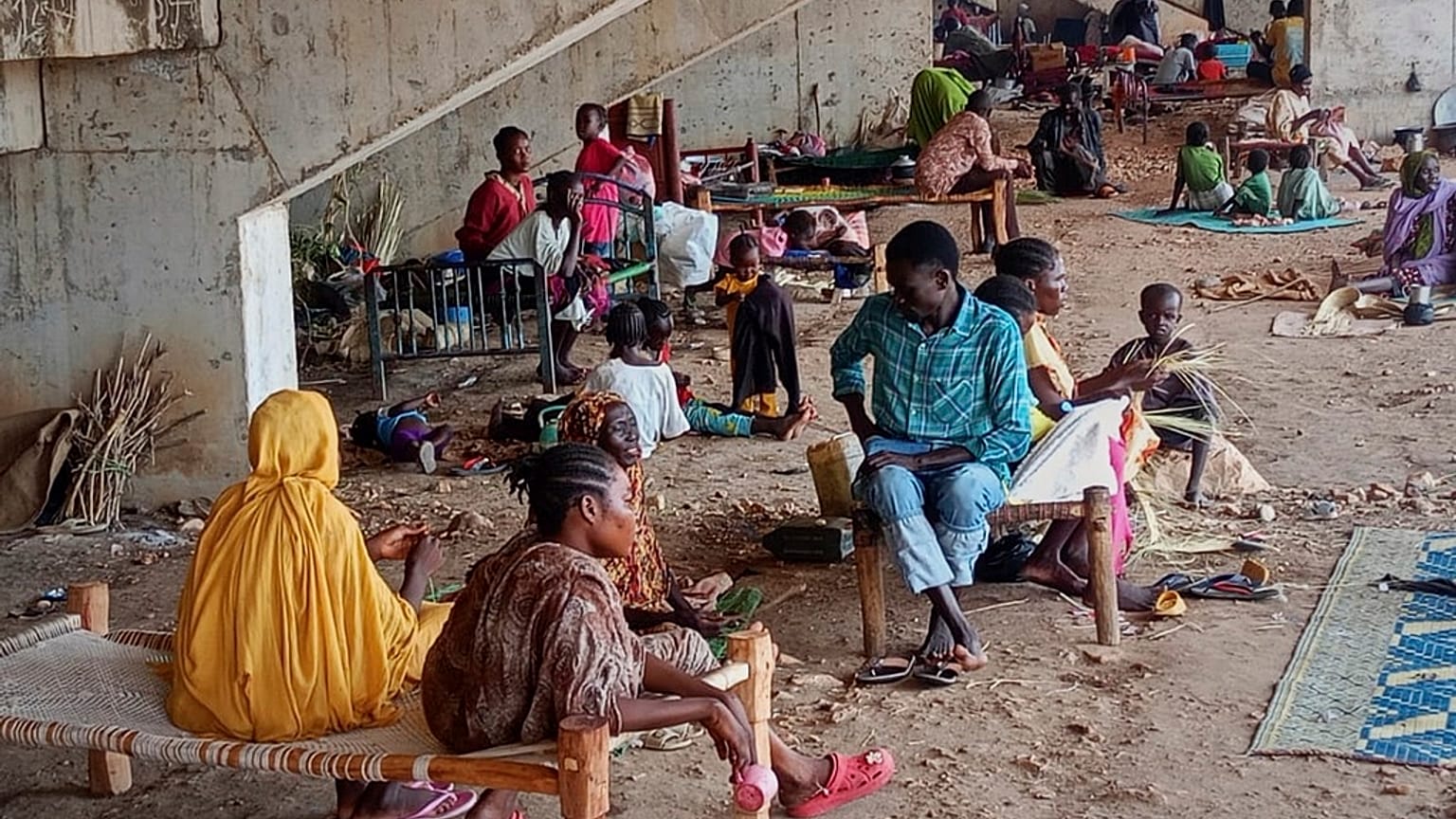 Mercy Corps tarafından paylaşılan bu karede, RSF saldırıları nedeniyle Kordofan’dan göç etmek zorunda kalan Sudanlı aileler görülüyor, 27 Mayıs 2025