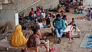 Mercy Corps tarafından paylaşılan bu karede, RSF saldırıları nedeniyle Kordofan’dan göç etmek zorunda kalan Sudanlı aileler görülüyor, 27 Mayıs 2025