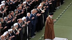 ΠΡΟΣΕΥΧΉ EID AL-FITR ΣΤΟΝ ΙΜΆΜΑΤ ΑΛΊ ΧΑΜΕΝΕΪ́ ΣΤΗΝ ΟΠΟΊΑ ΣΥΜΜΕΤΕΊΧΑΝ ΚΟΡΥΦΑΊΟΙ ΑΞΙΩΜΑΤΟΎΧΟΙ ΤΗΣ ΙΣΛΑΜΙΚΉΣ ΔΗΜΟΚΡΑΤΊΑΣ