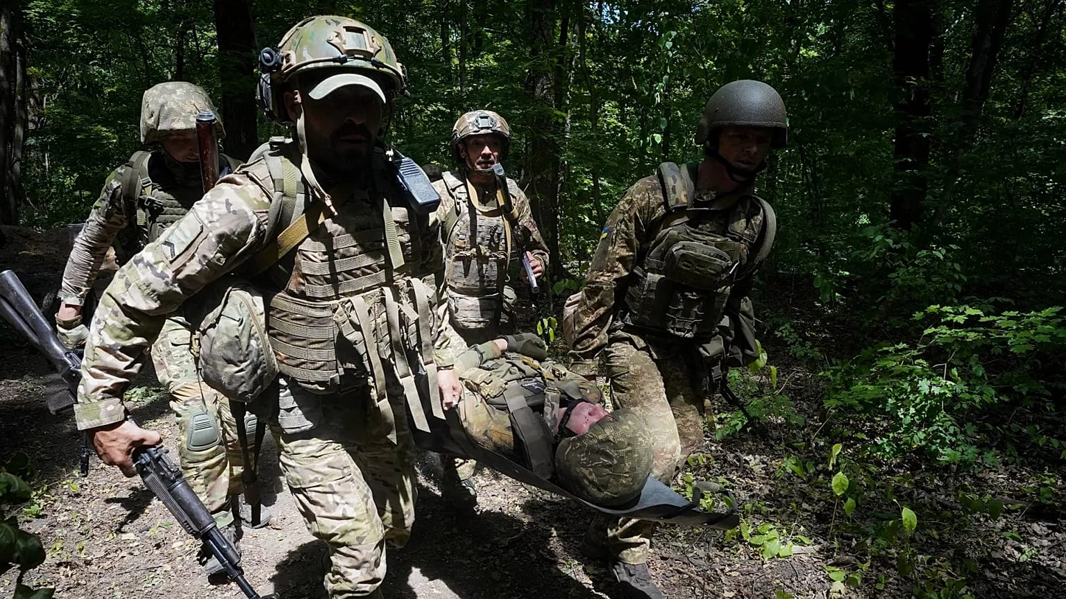 Varios soldados ucranianos de la 3ª Brigada de la Fuerza Operativa Espartana participan en ejercicios de entrenamiento táctico y médico en la región ucraniana de Járkov.