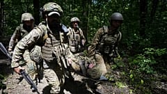 Varios soldados ucranianos de la 3ª Brigada de la Fuerza Operativa Espartana participan en ejercicios de entrenamiento táctico y médico en la región ucraniana de Járkov.