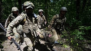 Varios soldados ucranianos de la 3ª Brigada de la Fuerza Operativa Espartana participan en ejercicios de entrenamiento táctico y médico en la región ucraniana de Járkov.