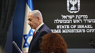 رئيس الوزراء الإسرائيلي بنيامين نتنياهو يحضر مؤتمرا صحفيا في مكتبه في القدس، الأحد 10 أغسطس/ آب 2025.