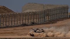 Ένα ισραηλινό τανκ κινείται μέσα από μια περιοχή κοντά στα σύνορα Ισραήλ-Γάζας, όπως φαίνεται από το νότιο Ισραήλ, Τετάρτη, 20 Αυγούστου 2025. (AP Photo/Maya Levin)