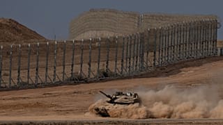 Ένα ισραηλινό τανκ κινείται μέσα από μια περιοχή κοντά στα σύνορα Ισραήλ-Γάζας, όπως φαίνεται από το νότιο Ισραήλ, Τετάρτη, 20 Αυγούστου 2025. (AP Photo/Maya Levin)