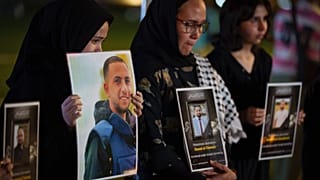 فتيات ماليزيات يحملن صور الصحفي أنس الشريف الذي قتل في هجوم إسرائيلي على مدينة غزة، خلال وقفة احتجاجية في وسط مدينة كوالالمبور، ماليزيا، السبت 16 أغسطس/ آب 2025.