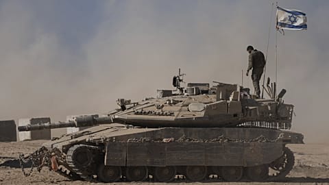 Izraeli katona egy tank tetején a gázai-izraeli határon