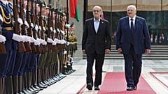 Belarus Cumhurbaşkanı Aliaksandr Lukashenka, sağda, ve İran Cumhurbaşkanı Masoud Pezeshkian Minsk'te bir karşılama törenine katılıyor, 20 Ağustos, 2025