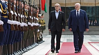 Le président biélorusse Aliaksandr Lukashenka, à droite, et le président iranien Masoud Pezeshkian assistent à une cérémonie de bienvenue à Minsk, 20 août 2025.