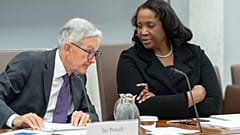 Federal Rezerv Yönetim Kurulu üyesi Lisa Cook, sağda, Federal Rezerv Başkanı Jerome Powell ile görüşüyor. Washington. 25 Haziran 2025.