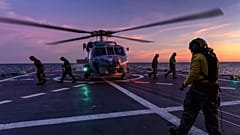 Bir Seahawk helikopteri, Kuzey Avustralya açıklarındaki uçuş operasyonları sırasında HMAS Hobart'ın güvertesinden kalkışa hazırlanıyor, 7 Mayıs, 2024