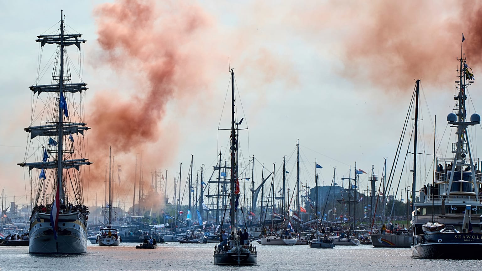 Hunderte von Großseglern segeln am Mittwoch, dem 20. August 2025, zum zehnten Mal in den Hafen der niederländischen Hauptstadt Amsterdam ein.