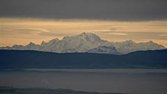 Der Mont Blanc ist hinter den nebligen Ebenen um Lyon in Zentralfrankreich am Dienstag, 26. November 2019, zu sehen (Archivbild).