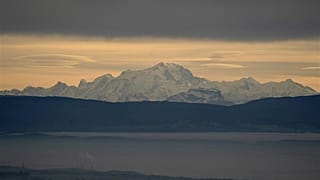 O Monte Branco é visto por detrás das planícies enevoadas em redor de Lyon, no centro de França, na terça-feira, 26 de novembro de 2019 (Imagem de arquivo)