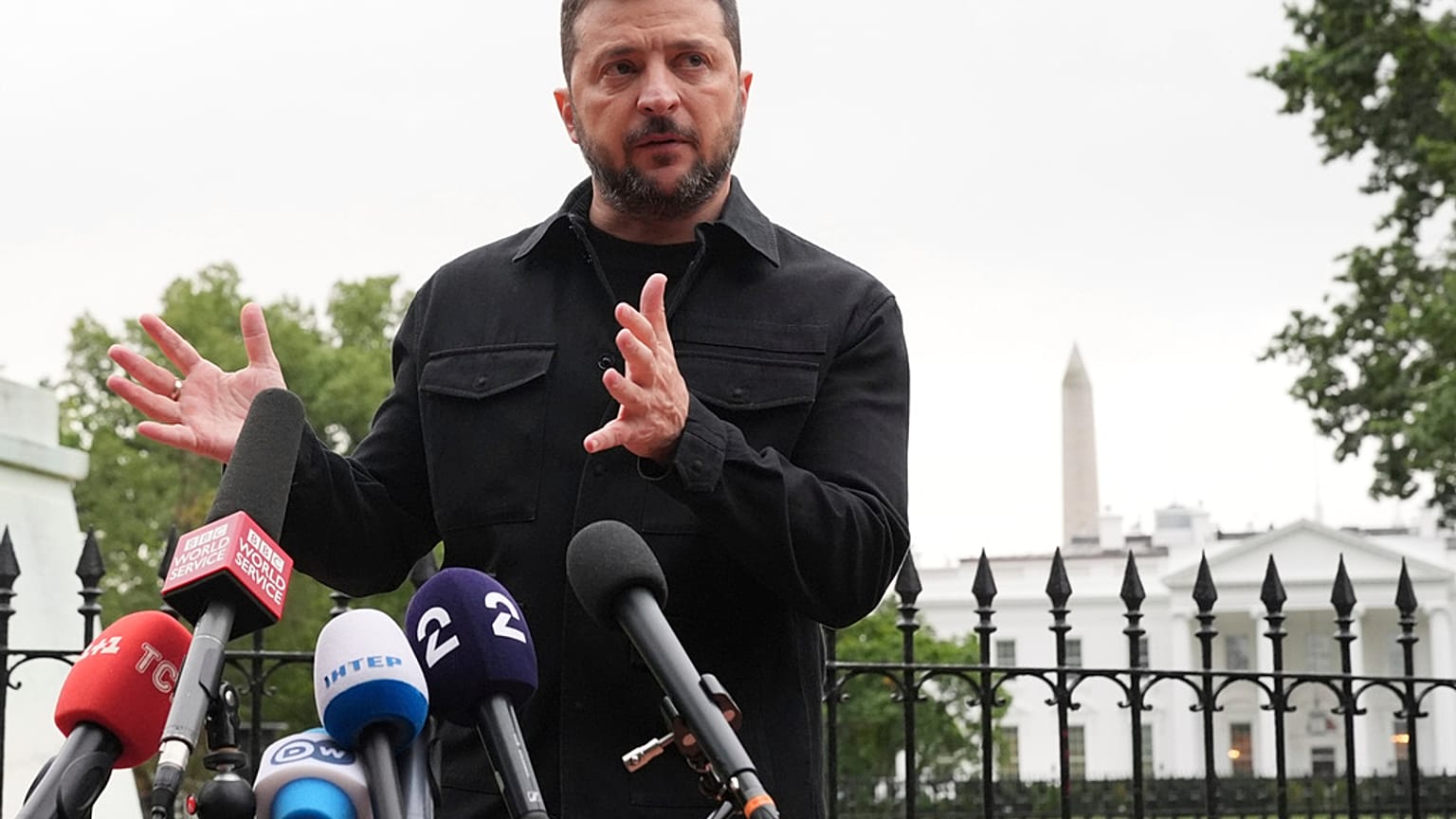 الرئيس الأوكراني فولوديمير زيلينسكي يتحدث في حديقة لافاييت، قبالة البيت الأبيض، بعد اجتماعه مع الرئيس دونالد ترامب وقادة أوروبيين يوم الاثنين 18 أغسطس/آب 2025، في واشنطن.