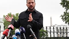 الرئيس الأوكراني فولوديمير زيلينسكي يتحدث في حديقة لافاييت، قبالة البيت الأبيض، بعد اجتماعه مع الرئيس دونالد ترامب وقادة أوروبيين يوم الاثنين 18 أغسطس/آب 2025، في واشنطن.