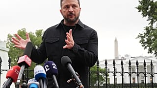 الرئيس الأوكراني فولوديمير زيلينسكي يتحدث في حديقة لافاييت، قبالة البيت الأبيض، بعد اجتماعه مع الرئيس دونالد ترامب وقادة أوروبيين يوم الاثنين 18 أغسطس/آب 2025، في واشنطن.