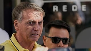 El expresidente de Brasil, Jair Bolsonaro, llega a un hospital en Brasilia, 16 de agosto de 2025.