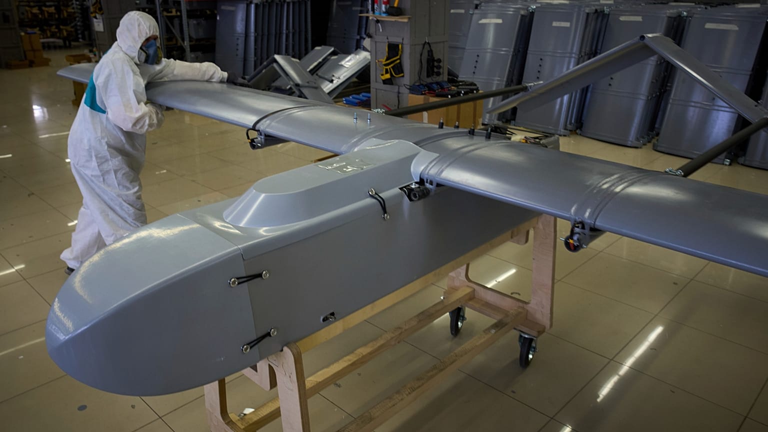 Un ouvrier inspecte un drone de combat dans l'usine secrète de Fire Point en Ukraine, le 18 août 2025.