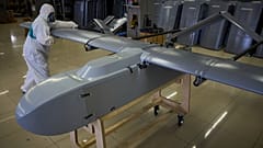 Un ouvrier inspecte un drone de combat dans l'usine secrète de Fire Point en Ukraine, le 18 août 2025.
