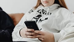 Una adolescente utiliza su smartphone.