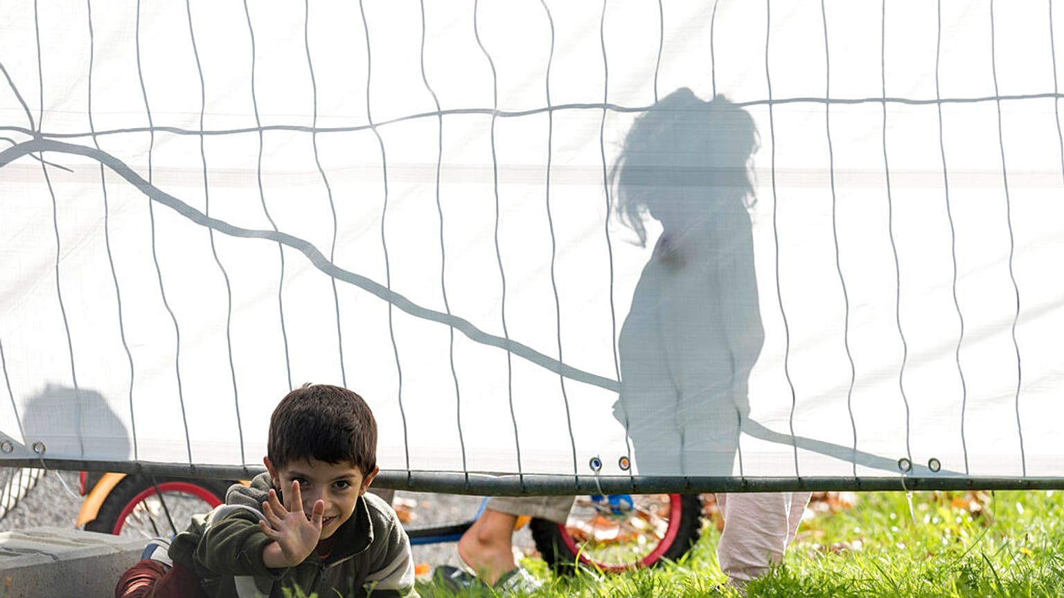 ARCHIV: Kinder spielen bei einer Unterkunft für Geflüchtete in Heidenau 2015