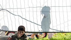 ARCHIV: Kinder spielen bei einer Unterkunft für Geflüchtete in Heidenau 2015