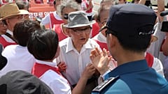 Ahn Hak-sop, Paju'daki Askerden Arındırılmış Bölge'de Panmunjom'a giden Birleşme Köprüsü yakınlarında Güney Koreli bir polis memuru ile görüşüyor, 20 Ağustos, 2025