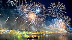 Feuerwerk erleuchtet den Himmel über der Donau während der Feierlichkeiten zum Nationalfeiertag in Budapest, Ungarn, Mittwoch, 20. August 2025.