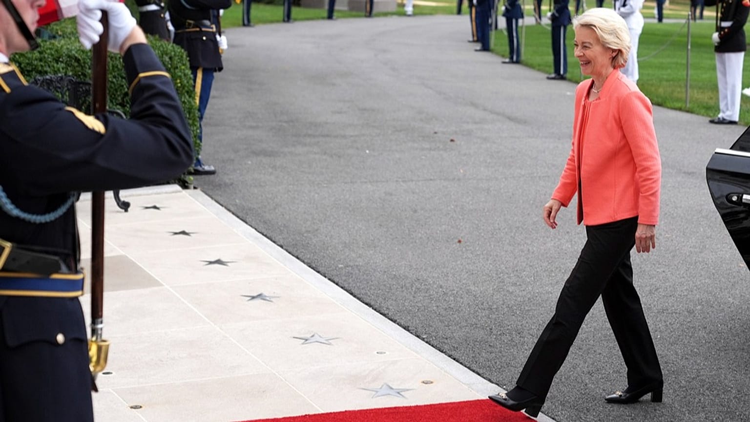 Die Präsidentin der Europäischen Kommission Ursula von der Leyen trifft zu einem Treffen mit Präsident Donald Trump und dem ukrainischen Präsidenten Volodymyr Zelenskyy ein, 18. August 2025, Washington, DC