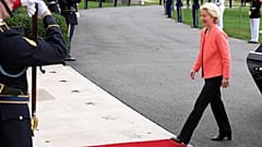 La présidente de la Commission européenne Ursula von der Leyen arrive pour rencontrer le président Donald Trump et le président ukrainien Volodymyr Zelenskyy, 18 août 2025, Washington, DC