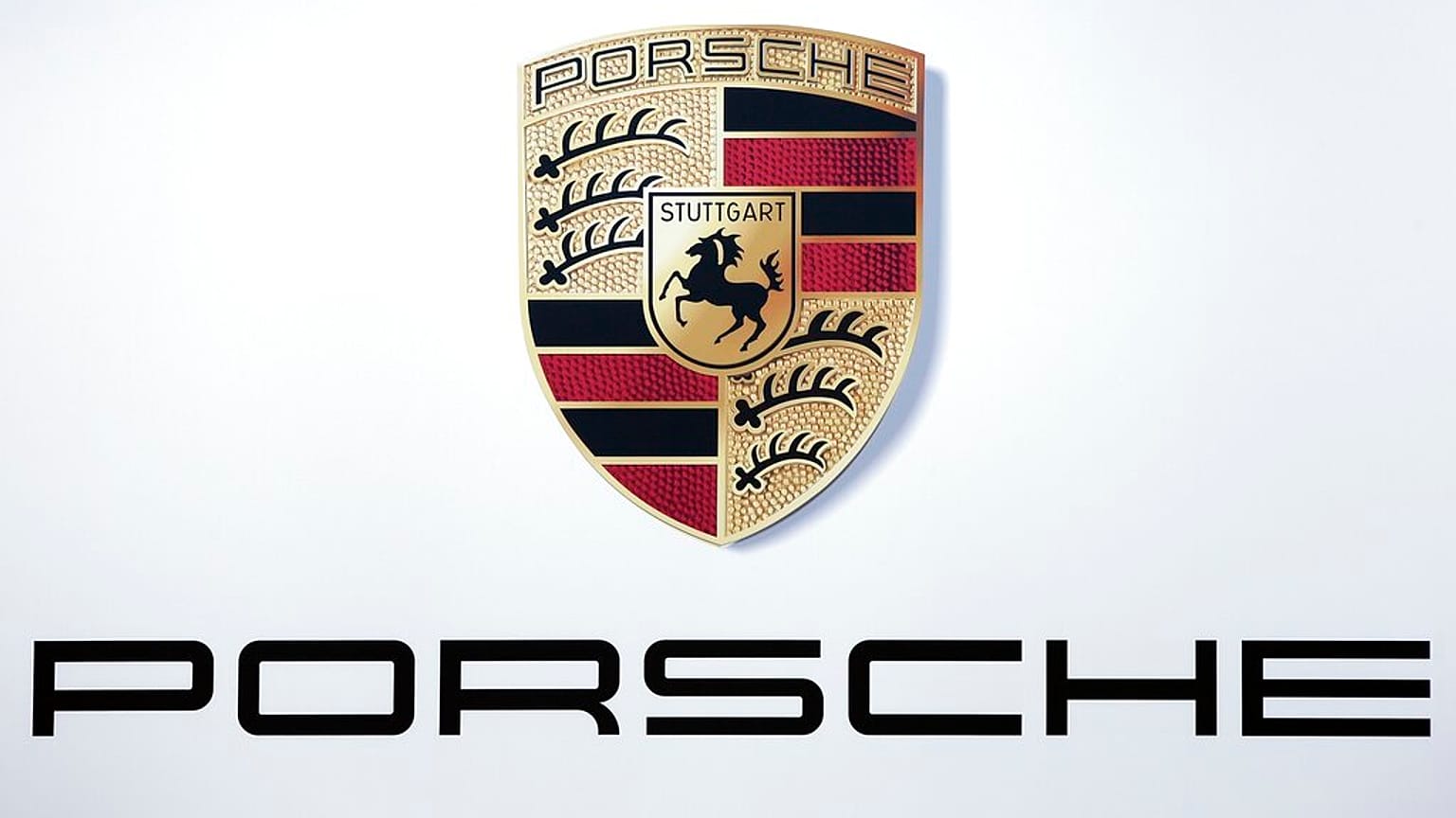 Λογότυπο της αυτοκινητοβιομηχανίας Porsche κατά τη διάρκεια της ετήσιας συνέλευσης των μετόχων της εταιρείας Volkswagen στο Ανόβερο της Γερμανίας, 10 Μαΐου 2017. 