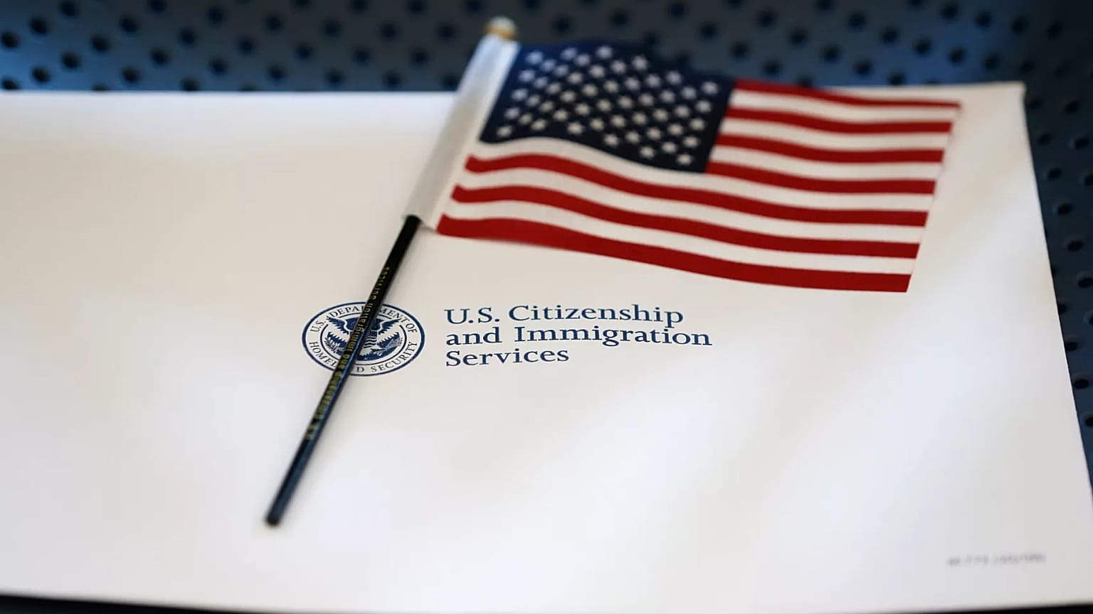 Uma bandeira americana nos Serviços de Cidadania e Imigração dos Estados Unidos em Miami, 17 de agosto de 2018.