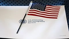 Uma bandeira americana nos Serviços de Cidadania e Imigração dos Estados Unidos em Miami, 17 de agosto de 2018.